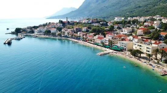 Gradac - letecký pohled na pobřeží a město.