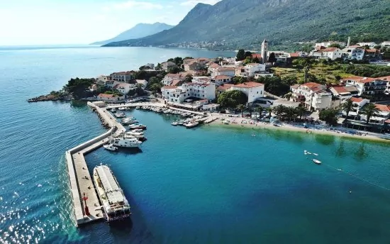 Gradac - letecký pohled na pobřeží a město.