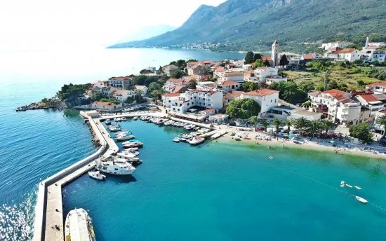 Gradac - letecký pohled na pobřeží a město.