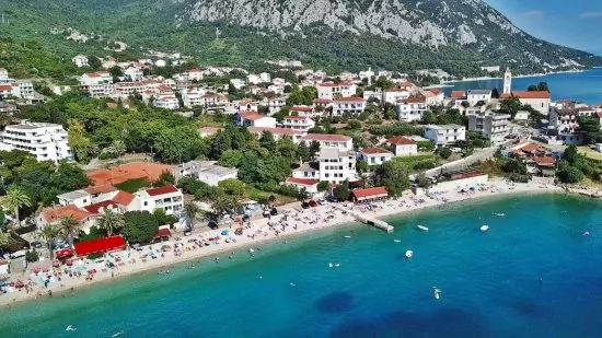 Gradac - letecký pohled na pobřeží a město.