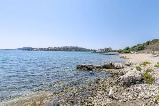 Rogoznica - pláž přímo před objektem.