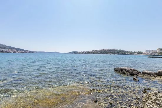 Rogoznica - pláž přímo před objektem.