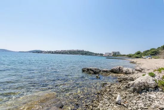 Rogoznica - pláž přímo před objektem.