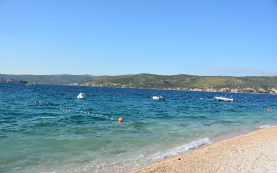 Menší oblázková pláž 210 m od objektu.