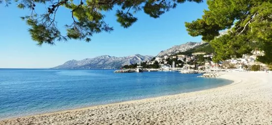 Baška Voda - oblázková pláž 120 m od objektu.