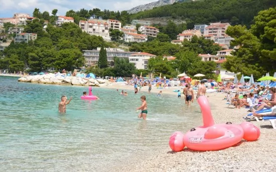 Baška Voda - oblázková pláž.