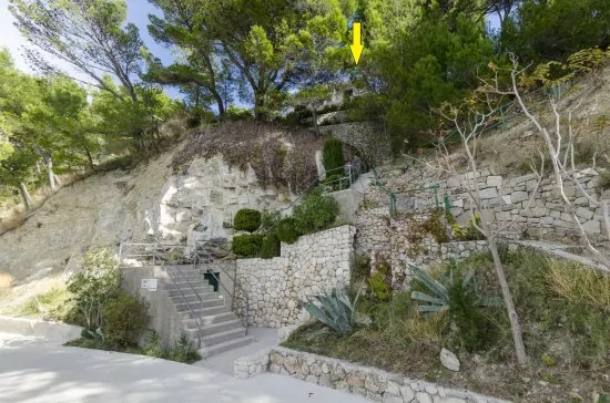 Cesta od objektu k moři.