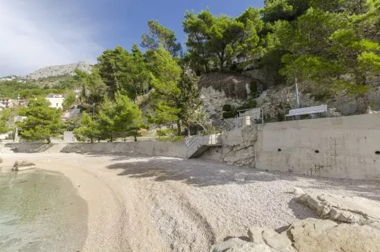 Oblázková pláž přímo před objektem 30 m pěší chůzí.