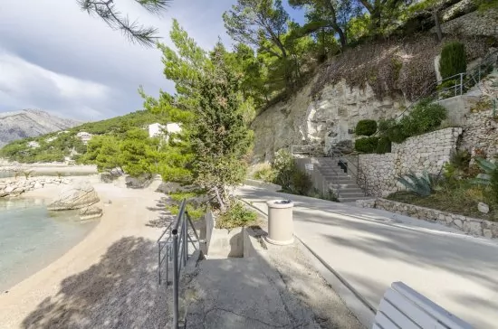 Oblázková pláž přímo před objektem 30 m pěší chůzí.