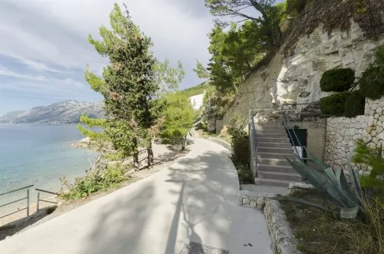 Cesta od objektu k moři.