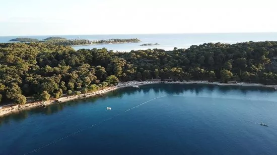 Rovinj - letecký pohled na pobřeží a město.
