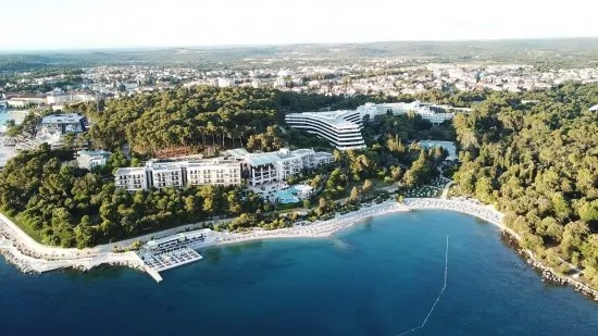 Rovinj - letecký pohled na pobřeží a město.