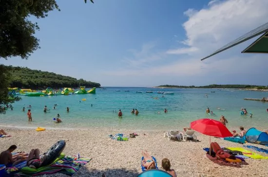 Banjole - oblázková pláž 200 m od objektu (Beach Centinera).