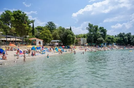 Banjole - oblázková pláž 200 m od objektu (Beach Centinera).