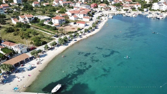 Vinišće - letecký pohled na pobřeží a zátoku.