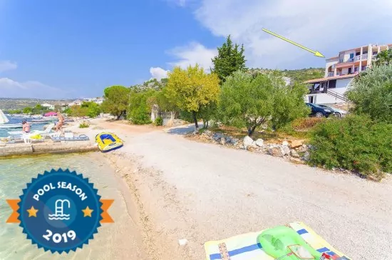 Oblázková pláž přímo u vily.