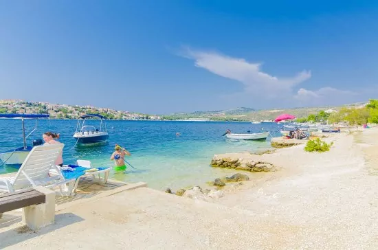 Oblázková pláž přímo u objektu.