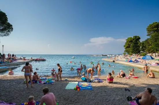 Oblázková pláž 700 m pěší chůzí od objektu.