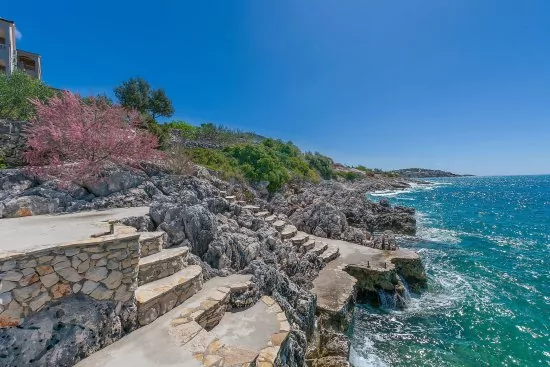 Betonová pláž 45 m od objektu.