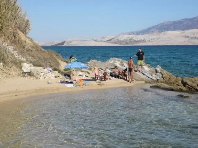 Moře a pláž pod domem.