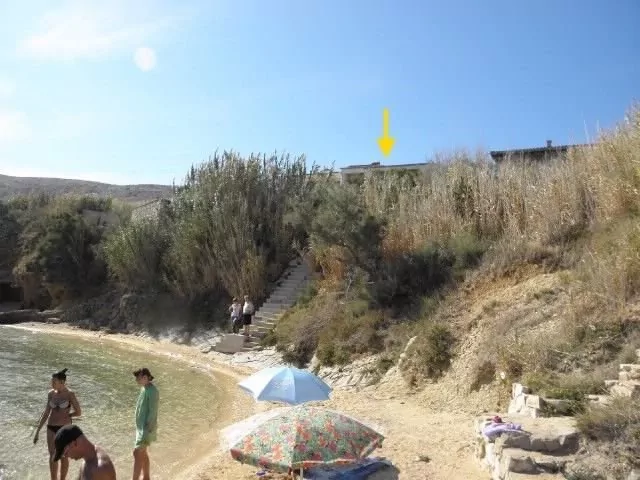 Moře a pláž pod domem.