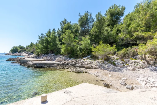 Menší, skoro až soukromá pláž přímo před objektem.