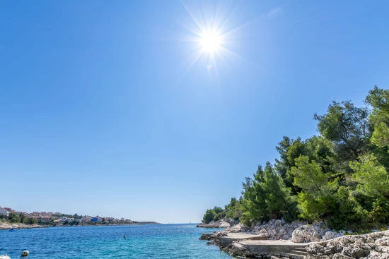 Menší, skoro až soukromá pláž přímo před objektem.