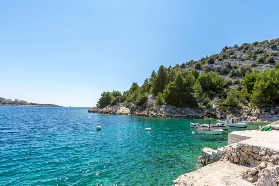 Menší, skoro až soukromá pláž přímo před objektem.