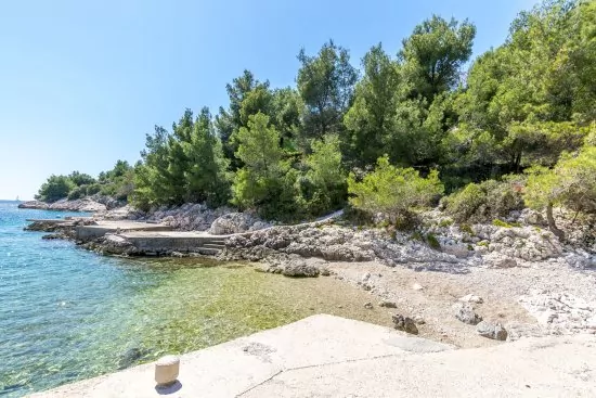 Menší, skoro až soukromá pláž přímo před objektem.