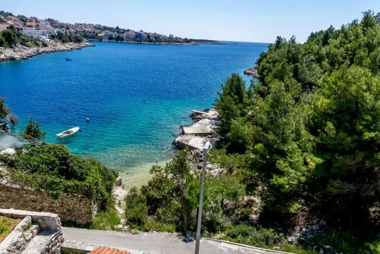 Menší, skoro až soukromá pláž přímo před objektem.