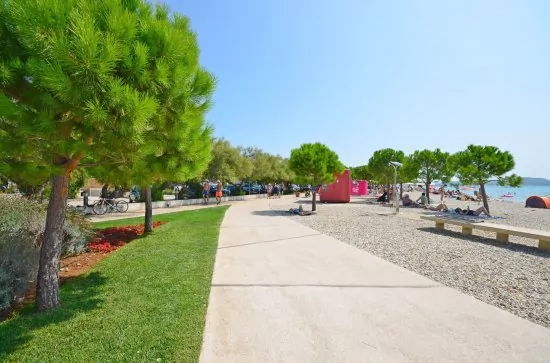 Srima - oblázková pláž 120 m od objektu.