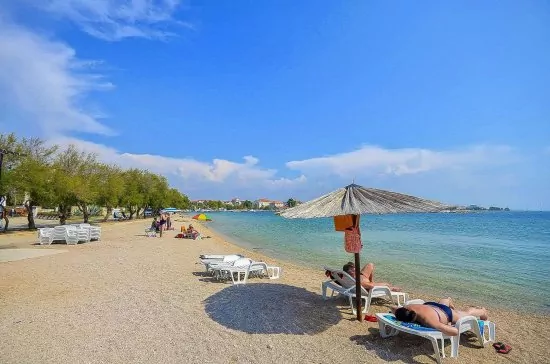 Srima - oblázková pláž 120 m od objektu.