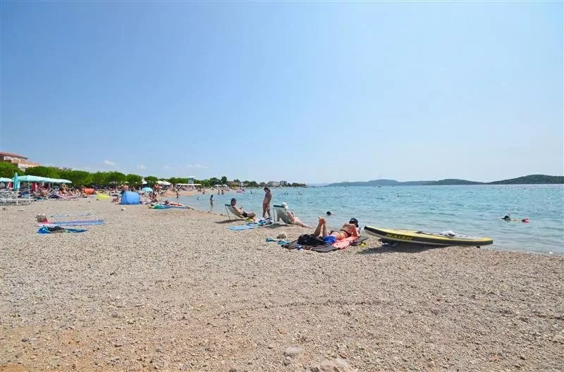 Srima - oblázková pláž 120 m od objektu.