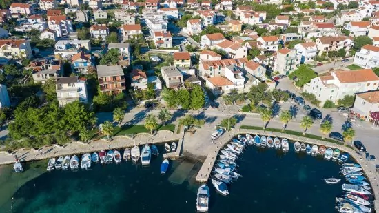 Srima - letecký pohle dna pobřeží a moře.