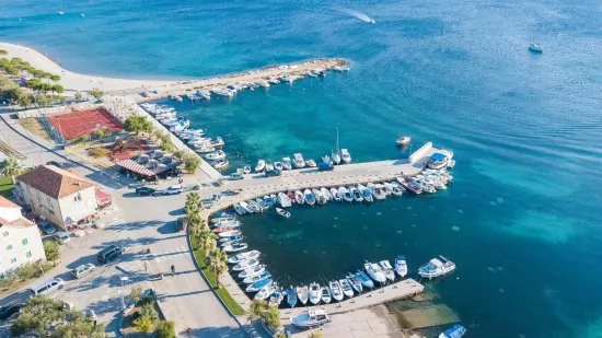 Srima - letecký pohle dna pobřeží a moře.