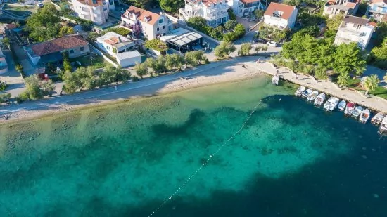 Srima - letecký pohle dna pobřeží a moře.