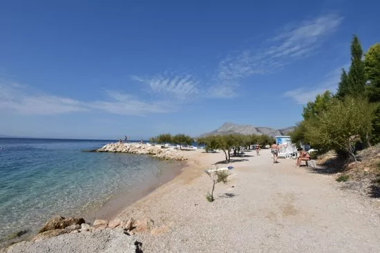 Písčito oblázkové pláže podél pobřeží města Omiš.