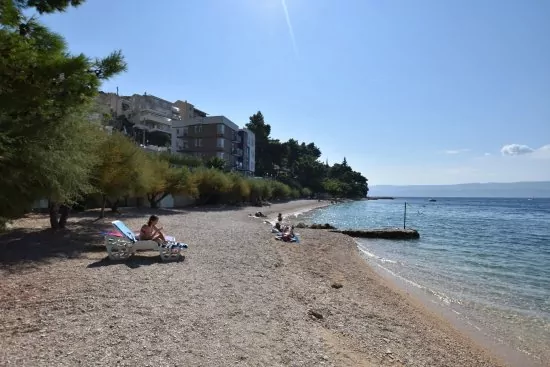 Písčito oblázkové pláže podél pobřeží města Omiš.