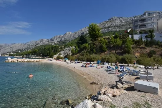 Písčito oblázkové pláže podél pobřeží města Omiš.
