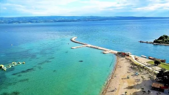 Letecký pohled na pobřeží a město Omiš.