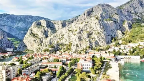 Letecký pohled na pobřeží a město Omiš.