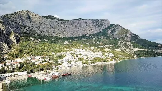Letecký pohled na pobřeží a město Omiš.