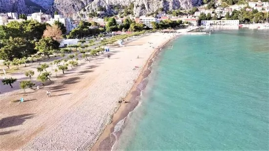 Letecký pohled na pobřeží a město Omiš.