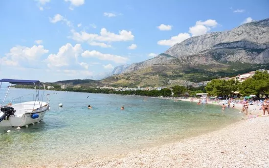 Tučepi - oblázková pláž 350 m od objektu.