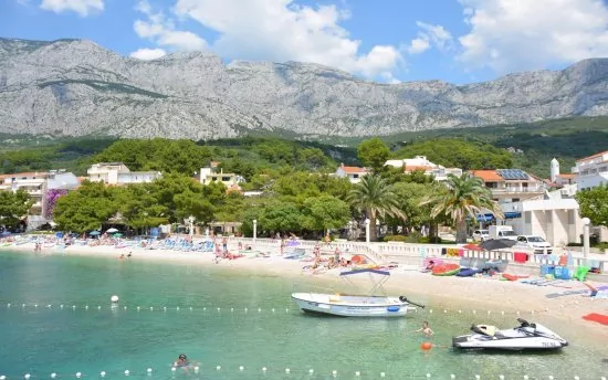 Tučepi - oblázková pláž 350 m od objektu.