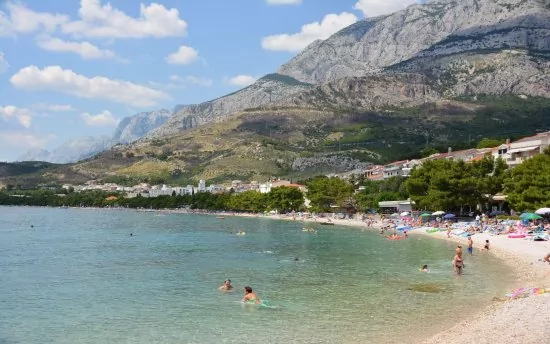 Tučepi - oblázková pláž 350 m od objektu.