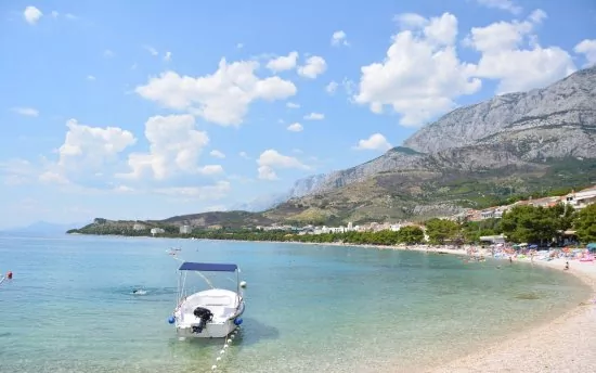 Tučepi - oblázková pláž 350 m od objektu.