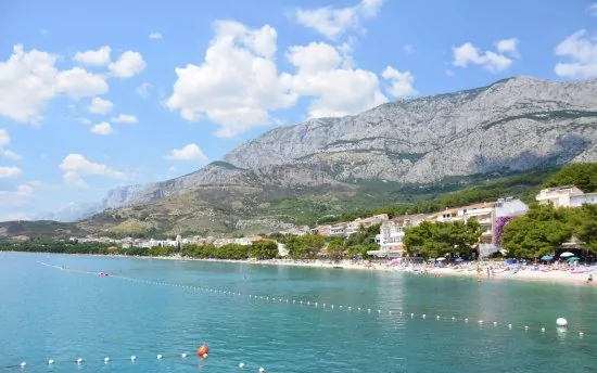 Tučepi - oblázková pláž 350 m od objektu.