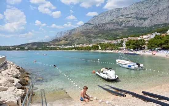 Tučepi - oblázková pláž 350 m od objektu.