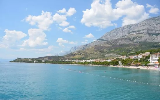 Tučepi - oblázková pláž 350 m od objektu.